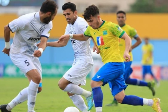 حاشیه بازی نفت آبادان و ذوبآهن حمایت هواداران فولاد از نفت و حضور سرمربی استقلال در ورزشگاه تختی