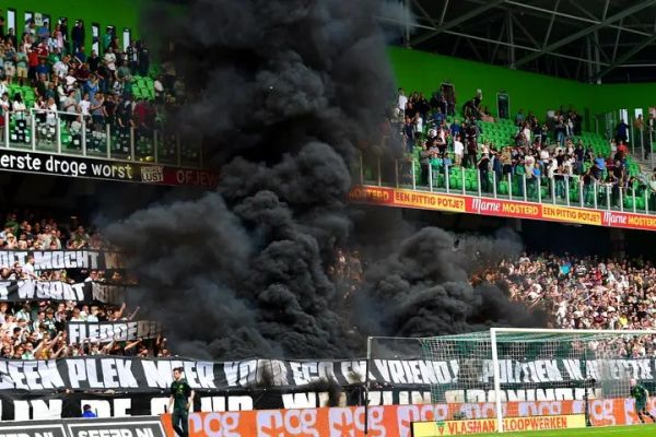 عکس؛ توقف بازی خرونینخن-آژاکس با گاز دودزا