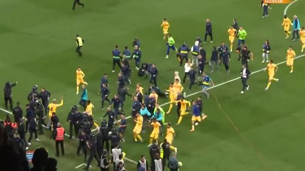 یورش اسپانیولی ها به درون چمن؛ بازیکنان بارسلونا فرار کردند