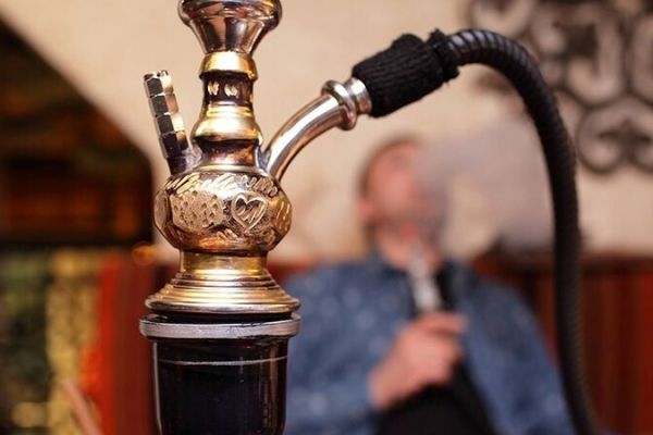 تاپ سکرت سرمربی لیگ برتری به بازیکنانش قلیان تعارف کرد