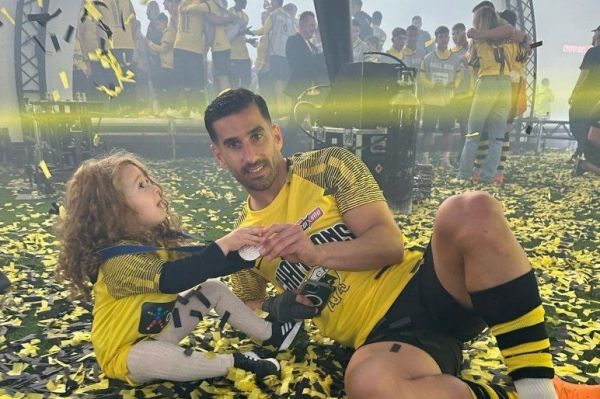 جشن قهرمانی کاپیتان ایران با دخترش سوژه یونانیها شد عکس