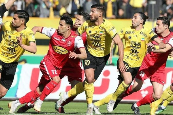 حمله مدیر رسانه ای سپاهان به پرسپولیس لشگرکشی برای قهرمانی زورکی با پهن کردن فرش قرمز