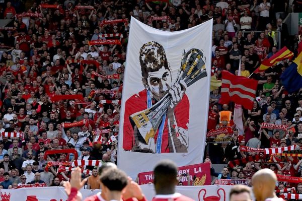 وداع احساسی مهاجم برزیلی لیورپول با هواداران عکس