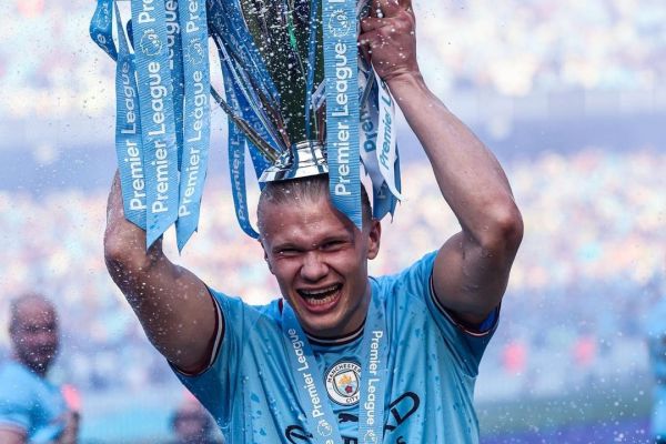  عکس؛ لحظه بالا بردن جام قهرمانی لیگ برتر انگلیس توسط بازیکنان منچسترسیتی