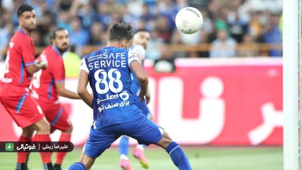  نگاهی به تصویر فریز شده از گل اول استقلال  رضاوند باز هم از تله آفساید گریخت