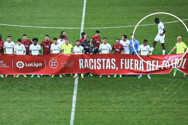 عکس؛ عدم حمایت بازیکن سیاهپوست والنسیا از مبارزه با نژادپرستی