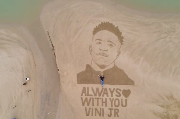  طراحی چهره مهاجم رئال مادرید روی شن‌های ساحل