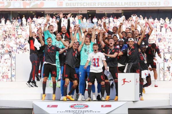  عکس؛ لحظه بالا بردن جام قهرمانی بوندسلیگا توسط بازیکنان بایرن مونیخ