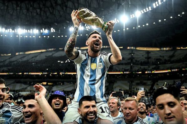 رکورد جدید لیونل مسی پرافتخارترین بازیکن تاریخ در کنار آلوز عکس