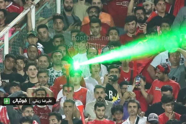  شکار دوربین علیرضا زینلی از لحظه لیزر انداختن تماشاگران حاضر در ورزشگاه در جریان برگزاری دربی ۱۰۱