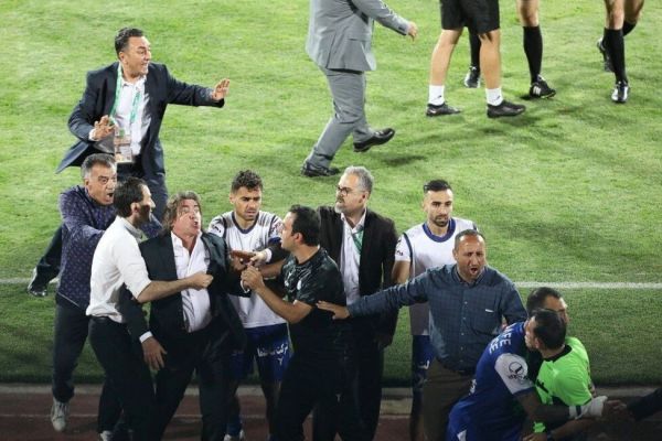 حضور داور دربی در جشن قهرمانی پرسپولیس حمله استقلالیها به داور؛ با جام دور افتخار هم بزن