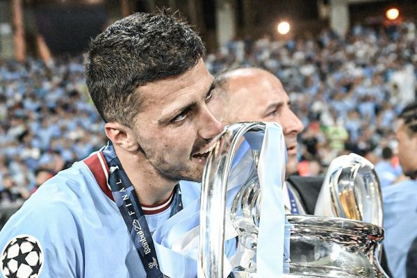  عکس؛ لحظه‌ای که گلزن منچسترسیتی جام قهرمانی را گاز گرفت