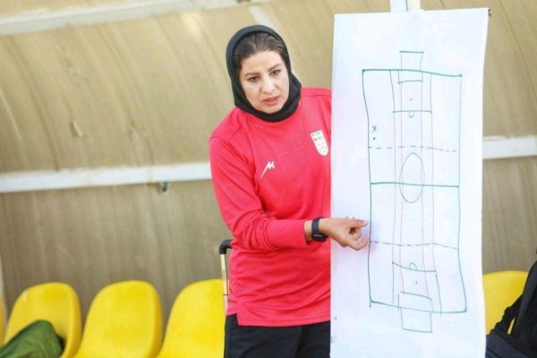 سرمربی تیم ملی برای خانمها دست به قلم شد