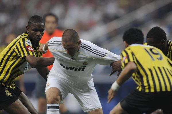  وقتی کریم بنزما میان بازیکنان الاتحاد گرفتار شده بود عکس