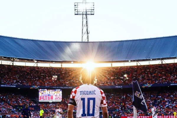 تصویری فوقالعاده از مودریچ و خورشید در بازی هلند - کرواسی