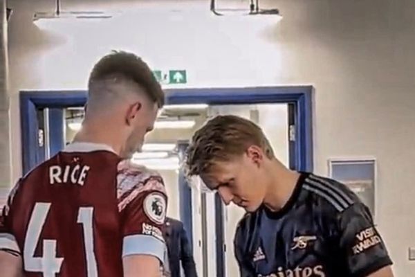 وقتی دکلان رایس پیراهن امضا شده آرسنال را گرفت عکس