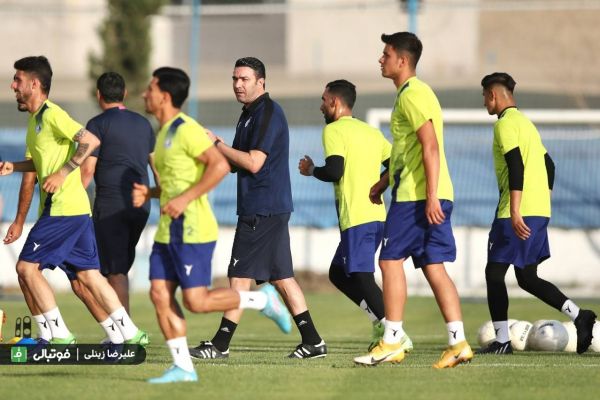 گزارش تمرین استقلال پاره کردن بنرهای سفارشی، شعار علیه مدیران باشگاه و کتک خوردن هواداران