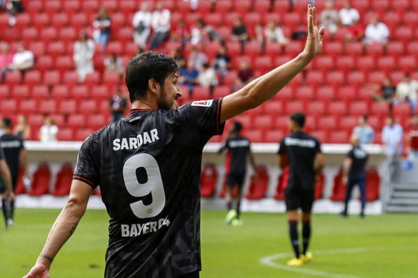  سردار آزمون با خواننده پاپ در شمال