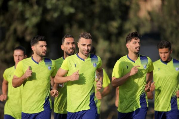  همراهی بازیکنان استقلال با جواد نکونام