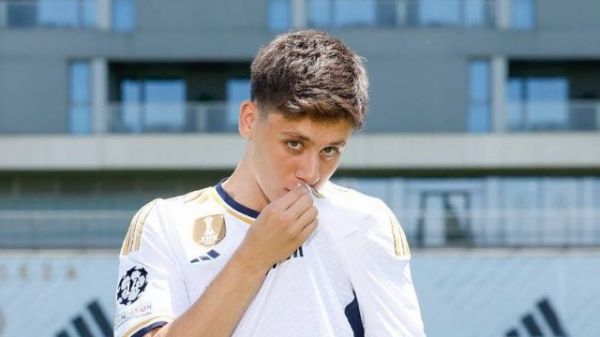 بوسه بازیکن ترکیهای بر لوگوی رئال مادرید در مراسم معارفهاش عکس