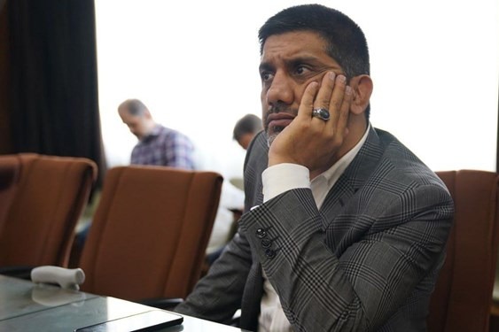  دبیر  اینطور نبود که به یک نفر بگویم به من رای بدهید