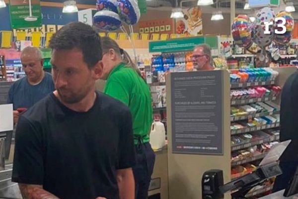 عکس؛ مسی در حال خرید از فروشگاهی در شهر میامی آمریکا