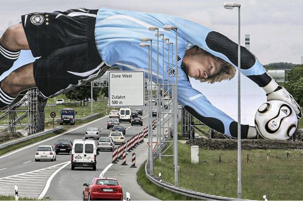 وقتی تصویر الیور کان روی یکی از پلهای آلمان نصب شده بود عکس