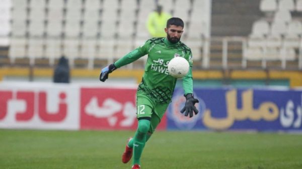  غیررسمی  دروازه‌بان هوادار در آستانه حضور در استقلال