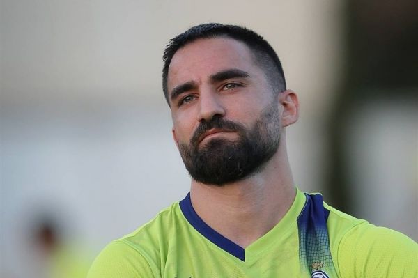  مهرداد محمدی قراردادش با استقلال را فسخ نمی کند