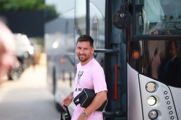 عکس؛ پیاده شدن مسی از اتوبوس برای اولین بازیاش در اینترمیامی