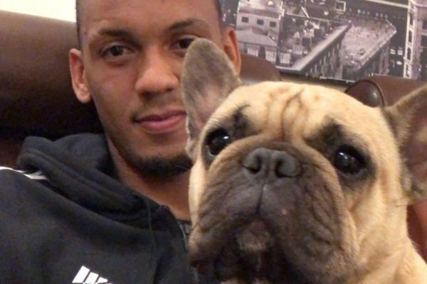 احتمال به هم خوردن انتقال هافبک لیورپول به عربستان به خاطر سگهایش