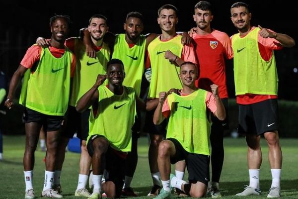 دو بازیکن ایرانی در تمرینات پیش فصل کایسری اسپور عکس