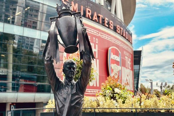 نصب مجسمه آرسن ونگر افسانهای در بیرون ورزشگاه آرسنال