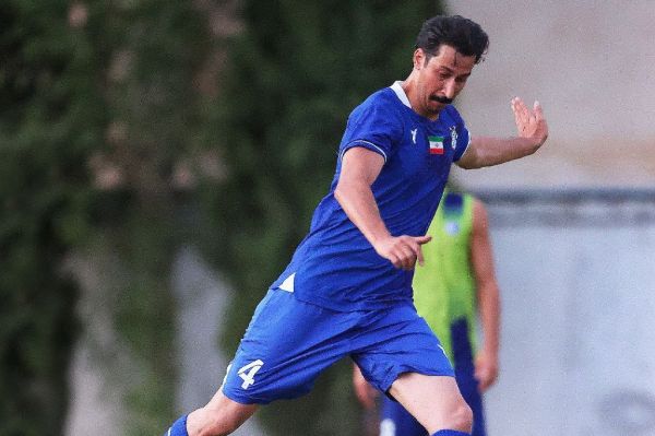 عکس؛ حضور بهرام افشاری بازیگر مطرح سینما در تمرین استقلال