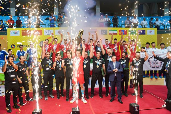 قهرمانان زیر 16 سال والیبال ایران با دو جام وارد تهران میشوند
