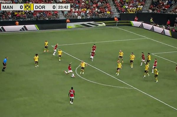  سوپرگل ستاره پرتغالی منچستریونایتد به دورتموند از پشت محوطه  عکس