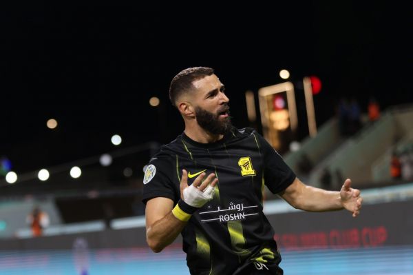  بنزما و نشان دادن لوگوی الاتحاد پس از گلزنی  عکس