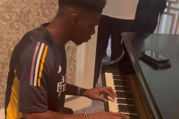 عکس؛ پیانو زدن هافبک رئال مادرید در اردوی پیشفصل