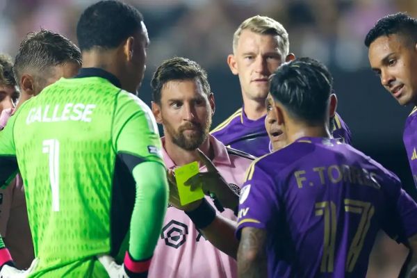  ادعای مدافع اورلاندو سیتی  مسی باید اخراج می‌شد