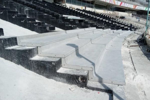  نصب سکوهای جدید در ورزشگاه آزادی عکس