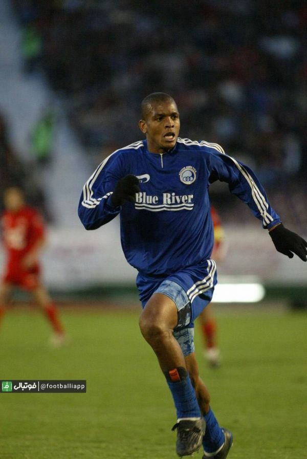  نوستالژی فوتبالی  آدریانو آلوز مهاجم برزیلی استقلال اهواز در فصل ۸۳-۸۲