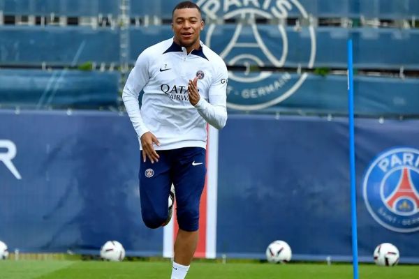 حذف پوستر امباپه در پارک دو پرنس