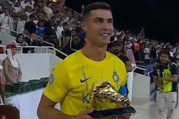 عکس؛ رونالدو دریافت جایزه کفش طلای جام باشگاههای عرب