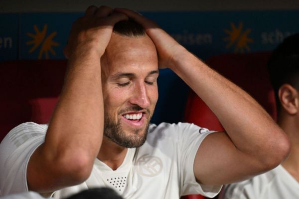 عکس؛ لحظه ورود هری کین به اولین بازیاش در بایرن مونیخ