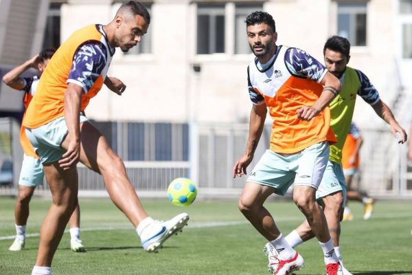 تراکتور با توپ راگبی آماده بازی با پرسپولیس شد عکس