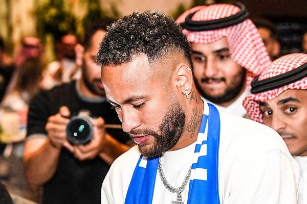  لحظه ورود نیمار به پایتخت عربستان  عکس