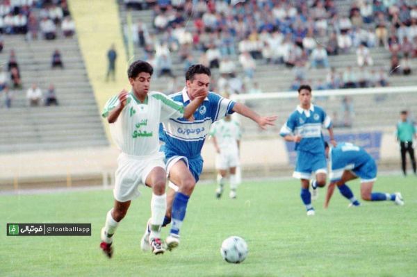  نوستالژی فوتبالی  جدال علی موسوی مهاجم پاس و آتیلاحجازی هافبک استقلال در دیدار برگشت دو تیم در فصل ۷۷-۷۶ که به تساوی ۱-۱ انجامید  عقب تر فرهادمجیدی هم دیده می شود