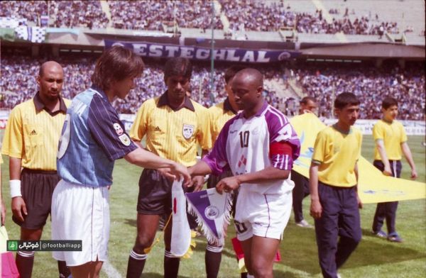  نوستالژی فوتبالی  عابدی پله و ناکایاما کاپیتانهای العین و جوییلو ایواتا در مراسم آغاز دیدار دوتیم در مرحله نیمه نهایی جام باشگاههای آسیا در سال ۱۳۷۸