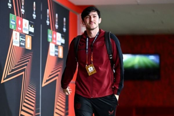  سردار آزمون با هواپیمای شخصی وارد رم شد