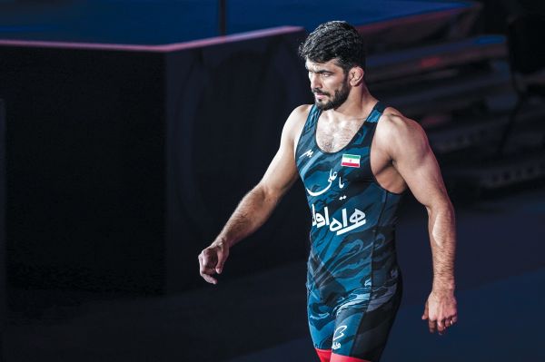 اهدای بازوبند پهلوانی به کاپیتانهای کشتی فرنگی و آزاد